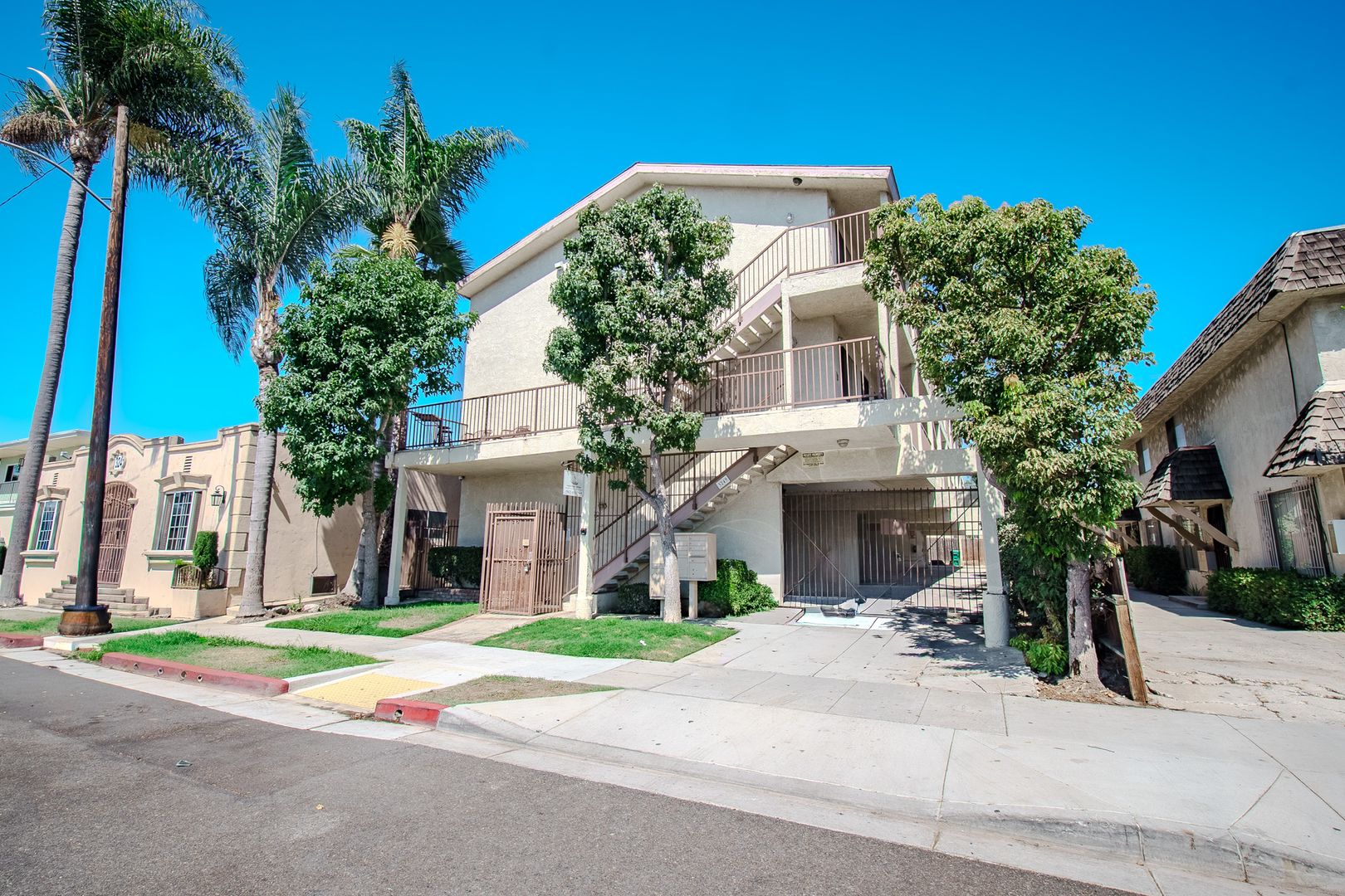 Long Beach Apartment: 3249 E 15th St