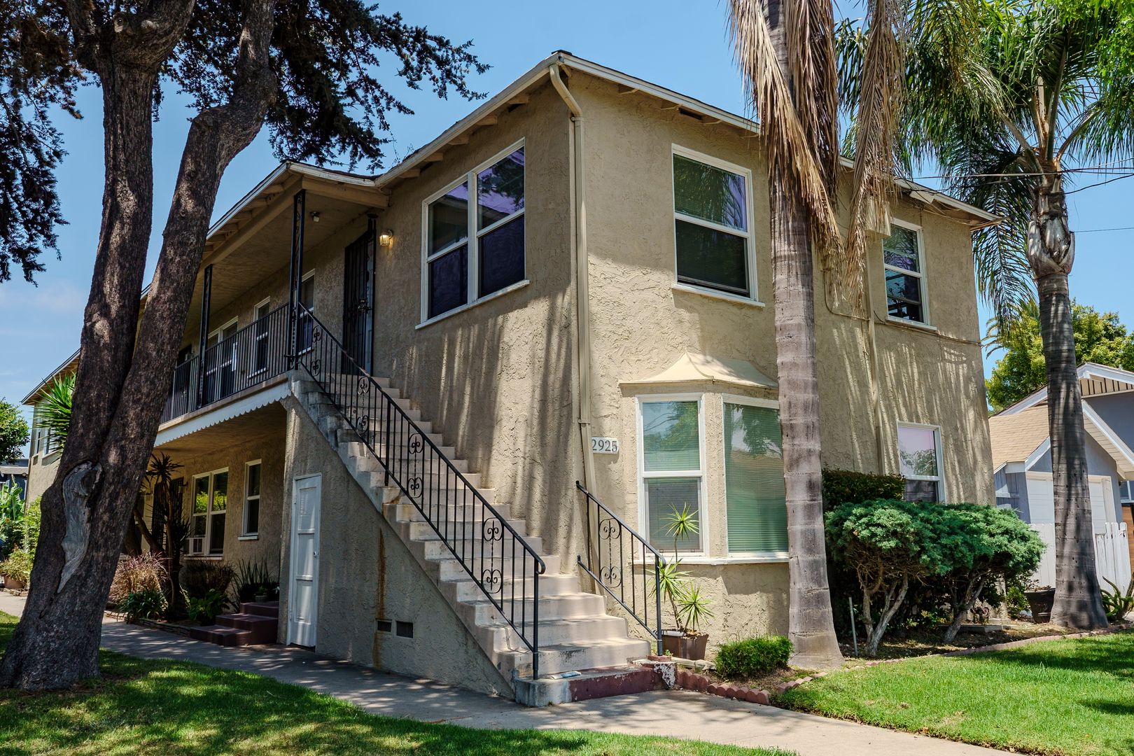 Long Beach Apartment: 2919-2925 Theresa St