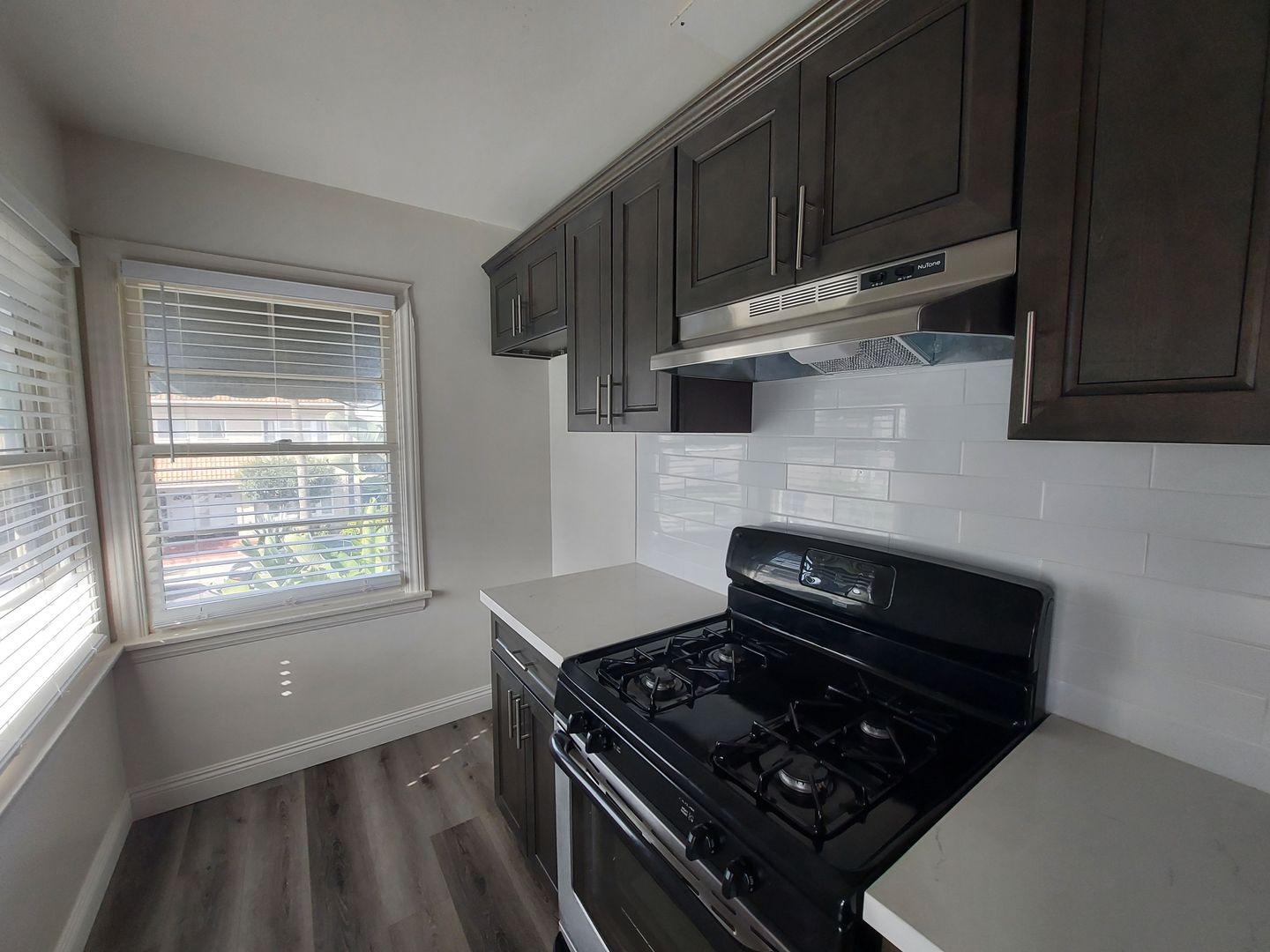 Long Beach Apartment: 32 Esperanza Ave.