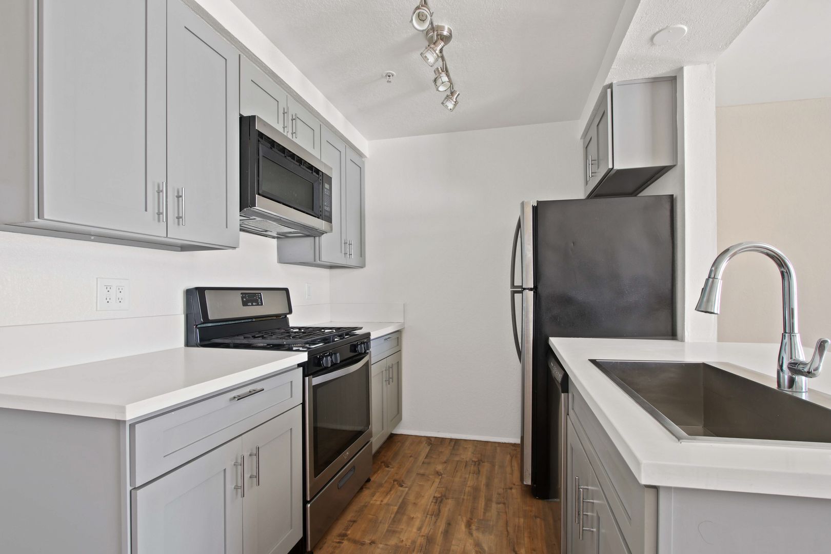 Hawthorne Apartment: 12914 Doty Ave
