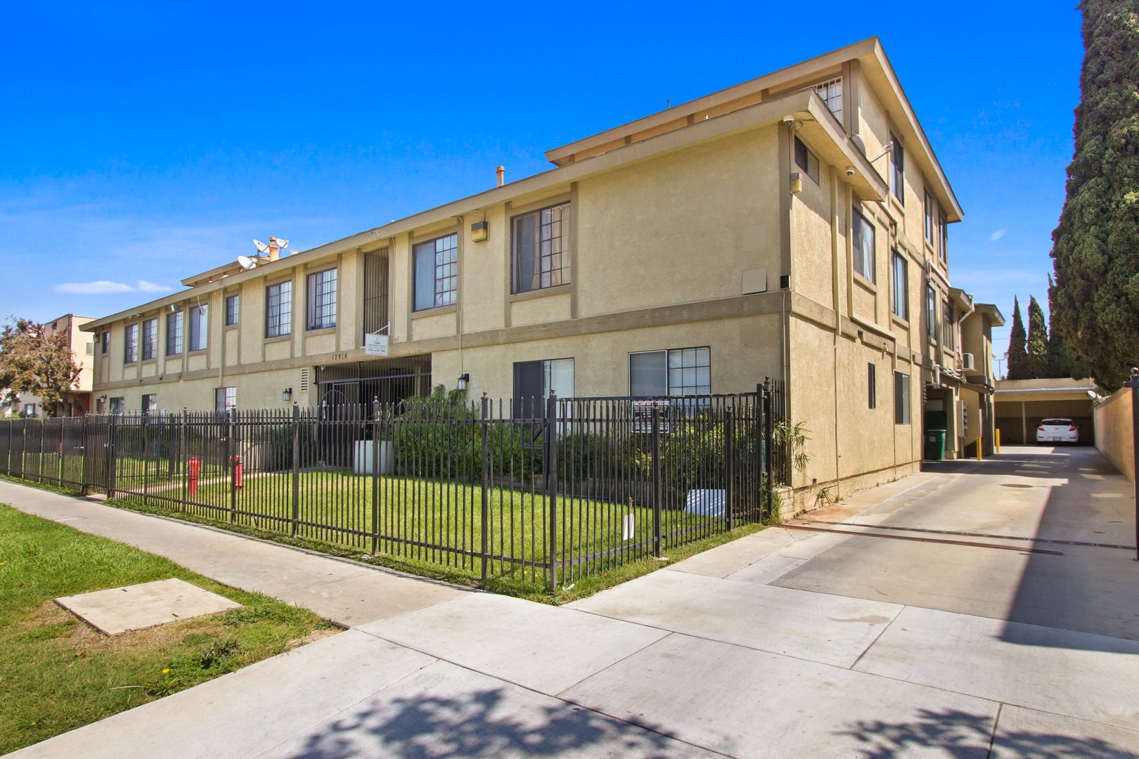 Hawthorne Apartment: 12914 Doty Ave
