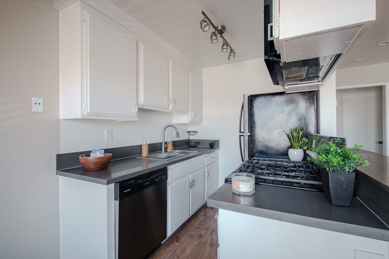 Hawthorne Apartment: 12914 Doty Ave