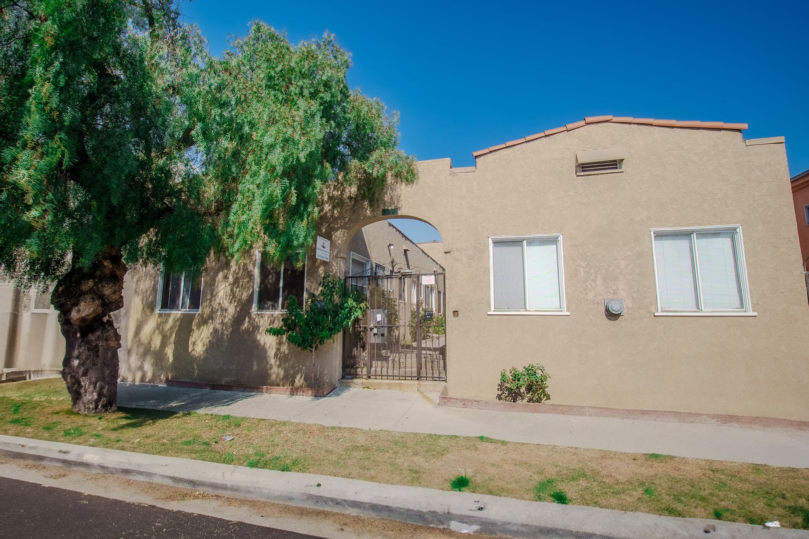 Long Beach Apartment: 828 Chestnut Ave.