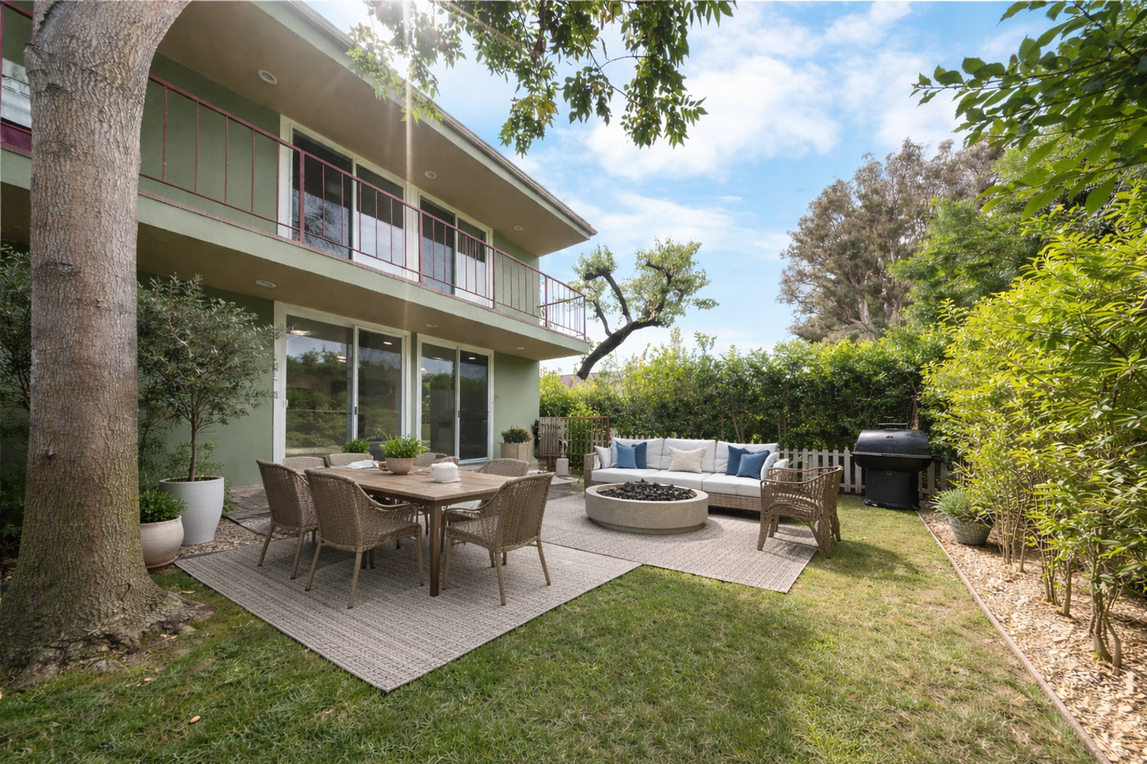 Long Beach Apartment: 271 E San Antonio Dr.