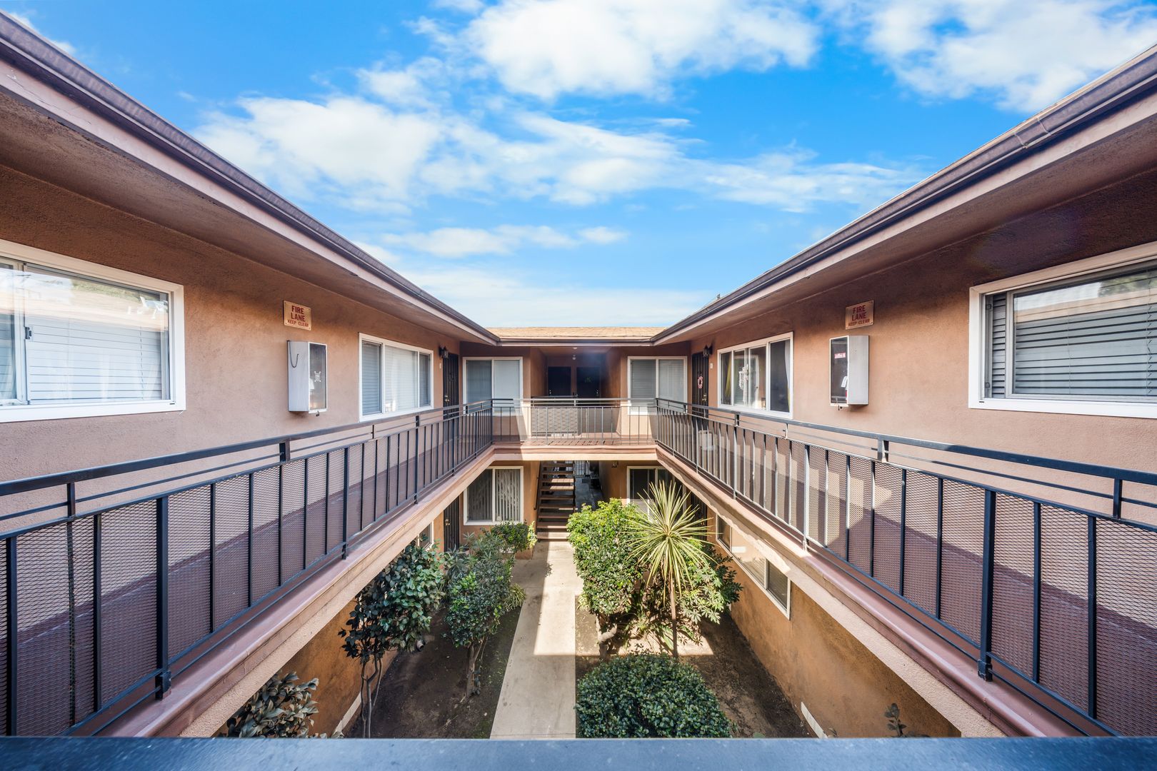 Long Beach Apartment: 2040 W. Wardlow Rd