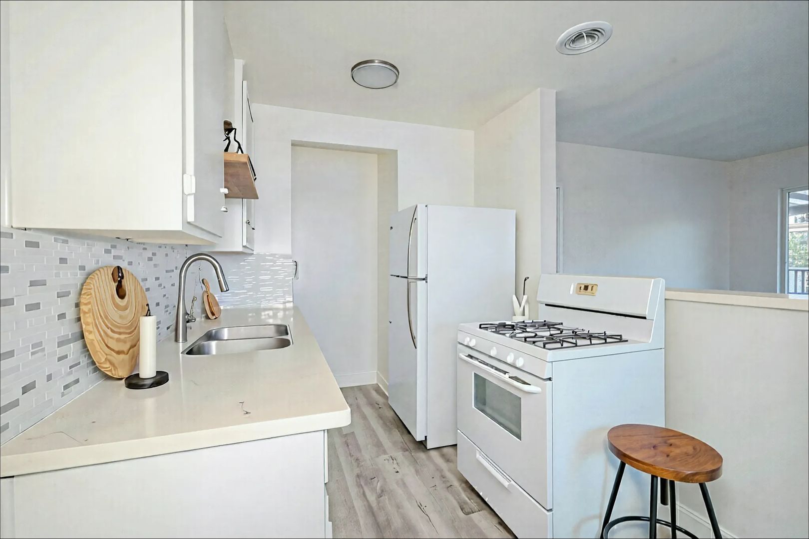 Long Beach Apartment: 1131-1135 E. 4th St.