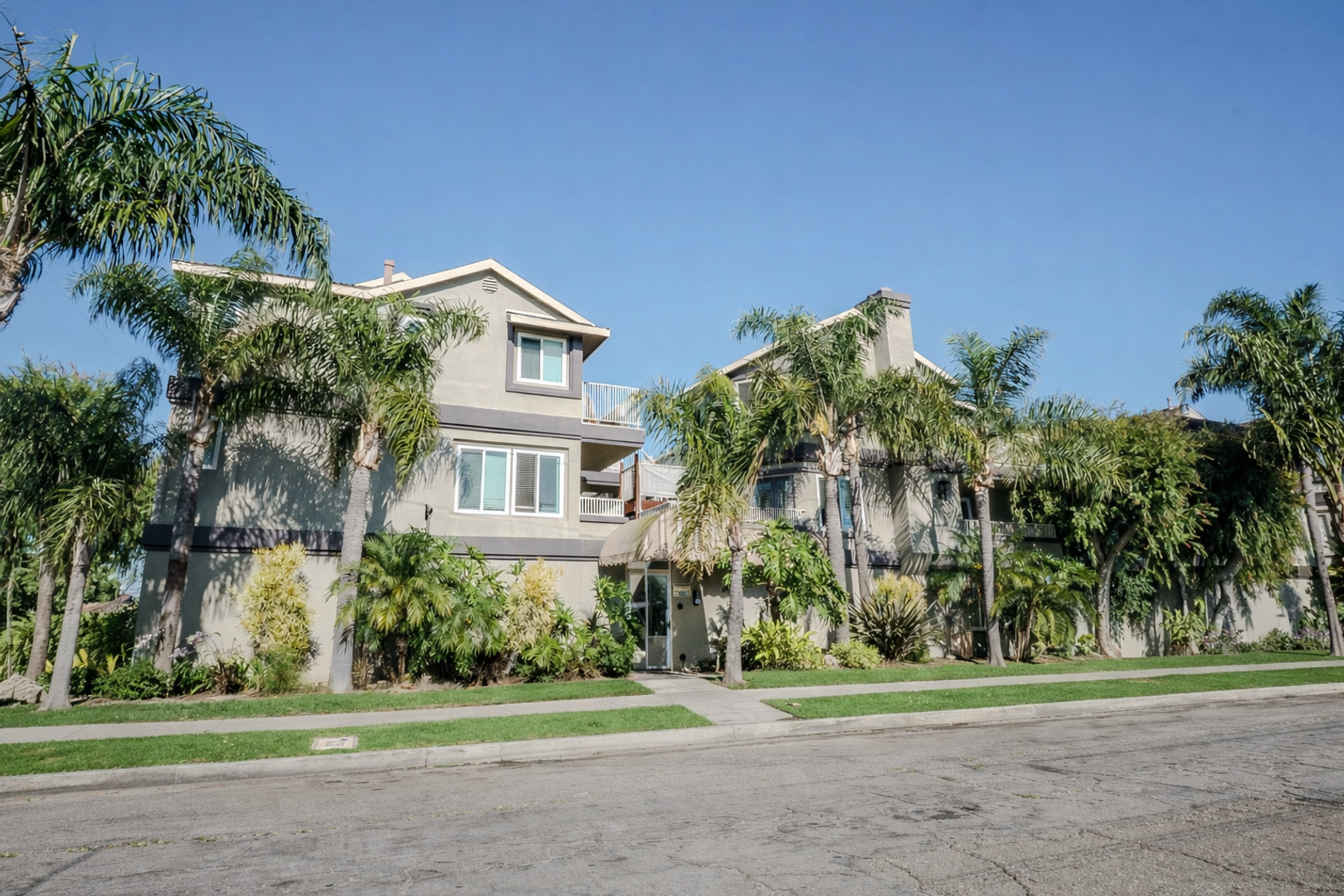 Long Beach Apartment: 1190 Newport Ave.