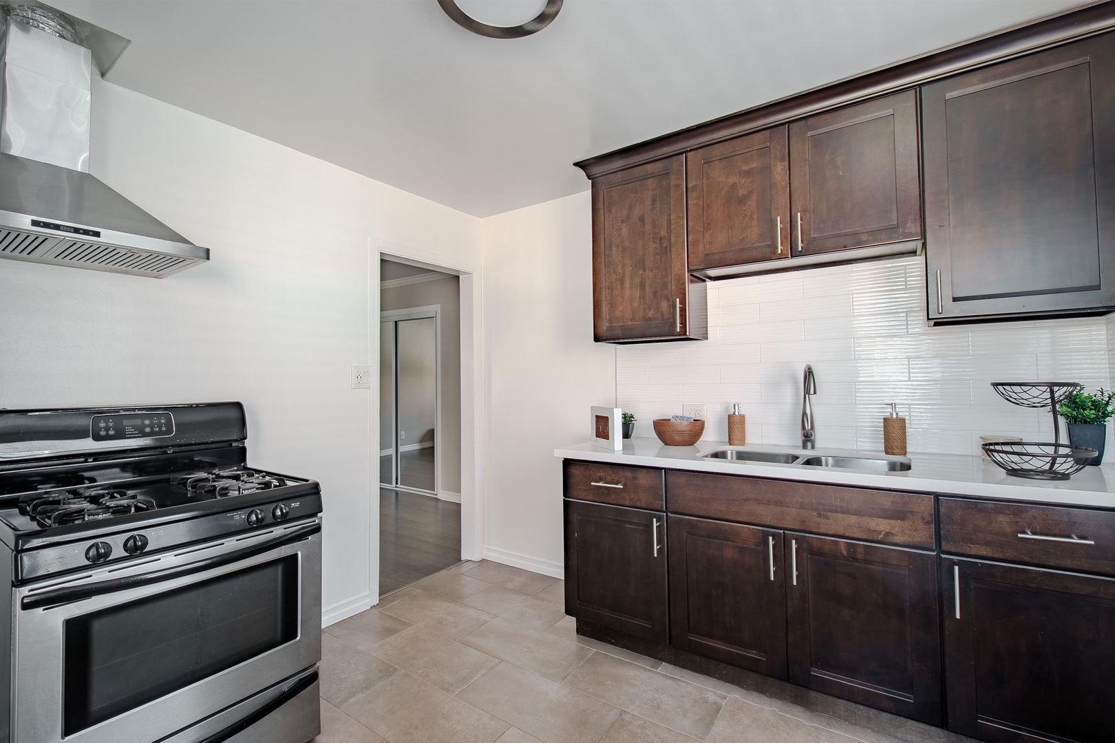 Long Beach Apartment: 32 Esperanza Ave.