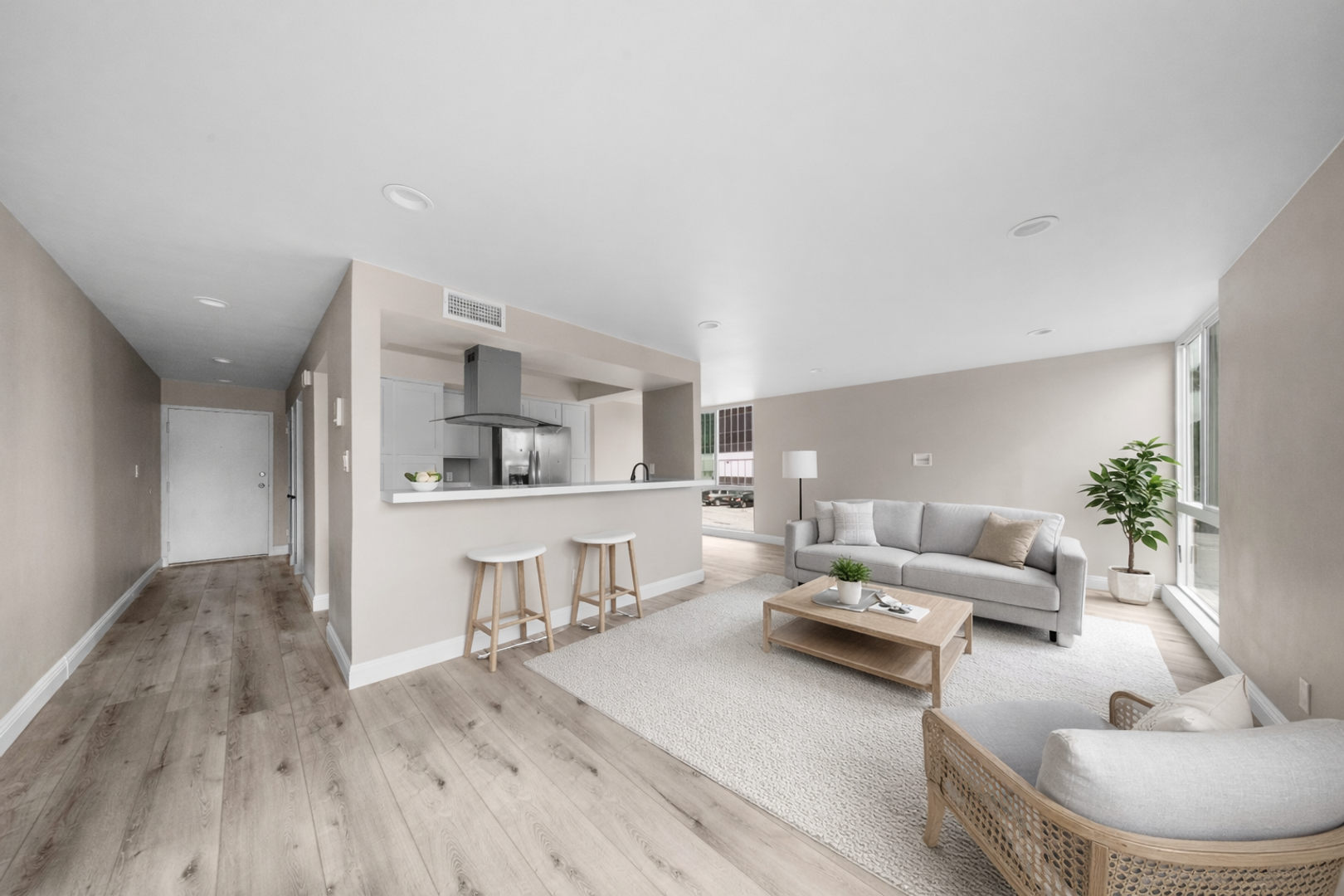 Long Beach Apartment: 271 E San Antonio Dr.