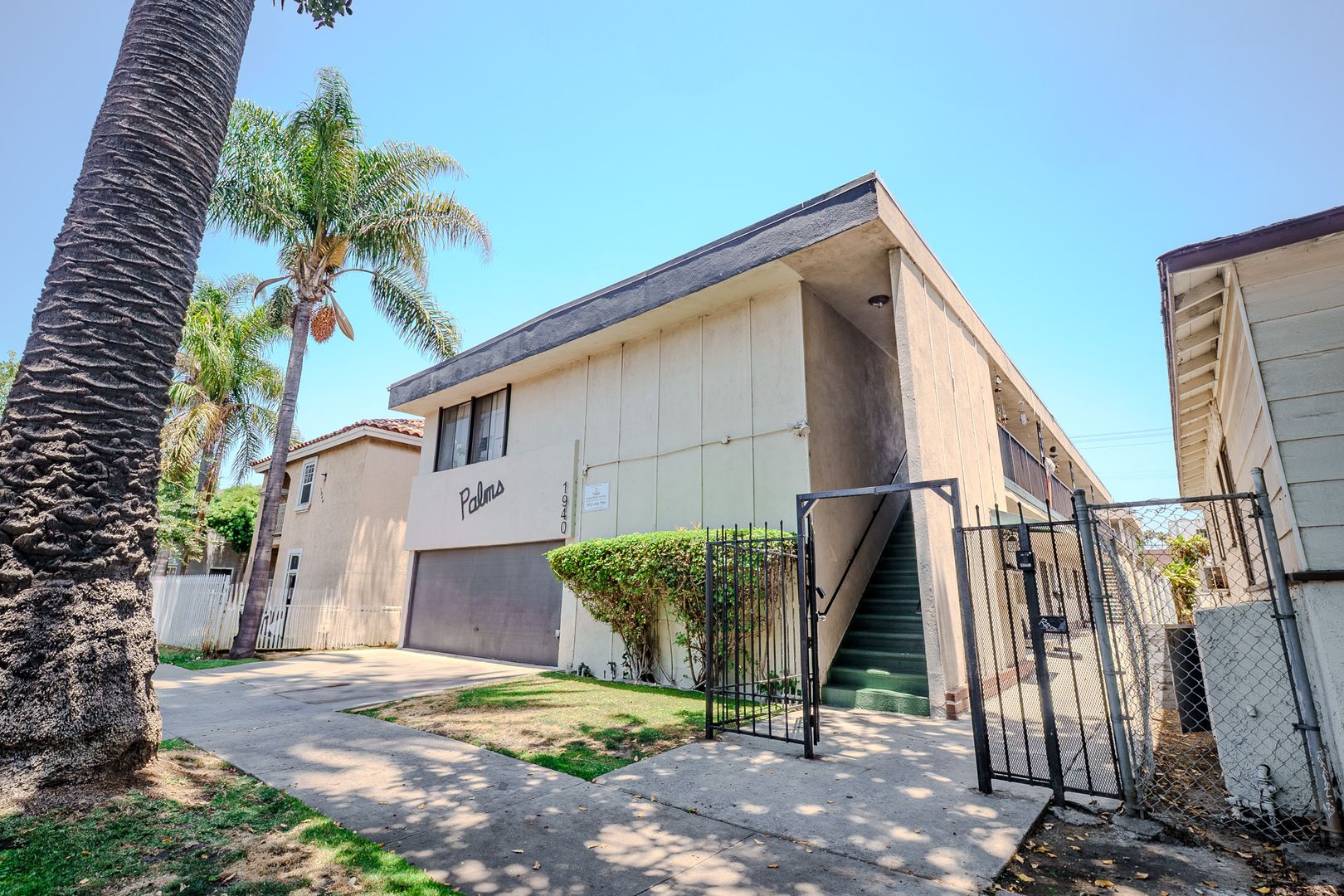 Long Beach Apartment: 1940 Pine Ave