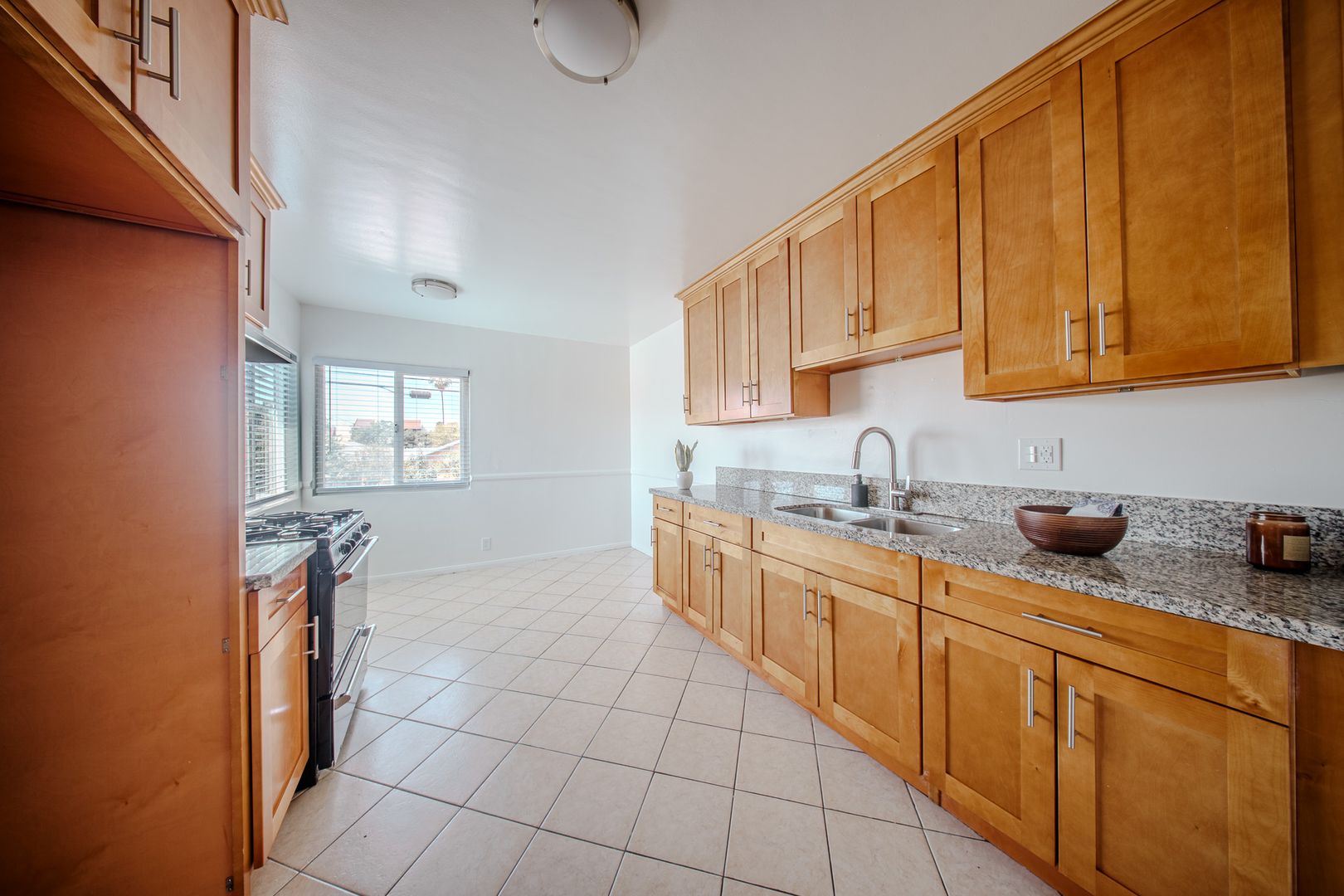 Long Beach Apartment: 1037 E. 4th St