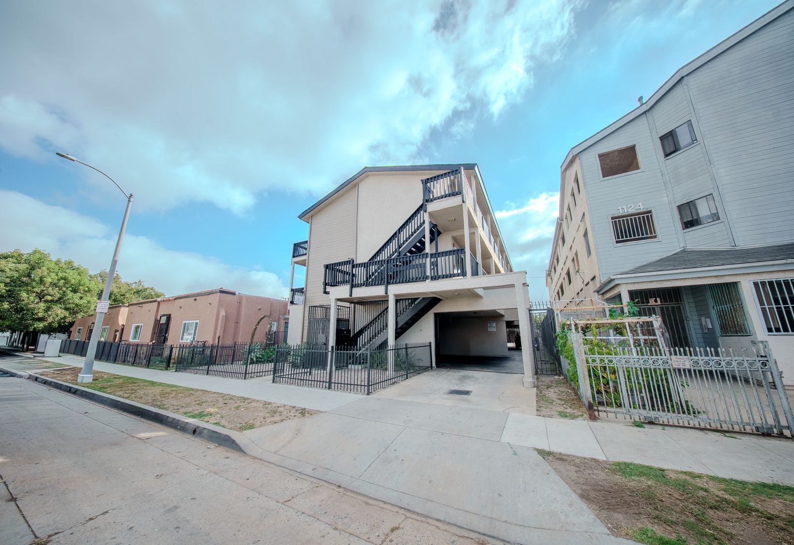 Long Beach Apartment: 1126 Raymond Ave