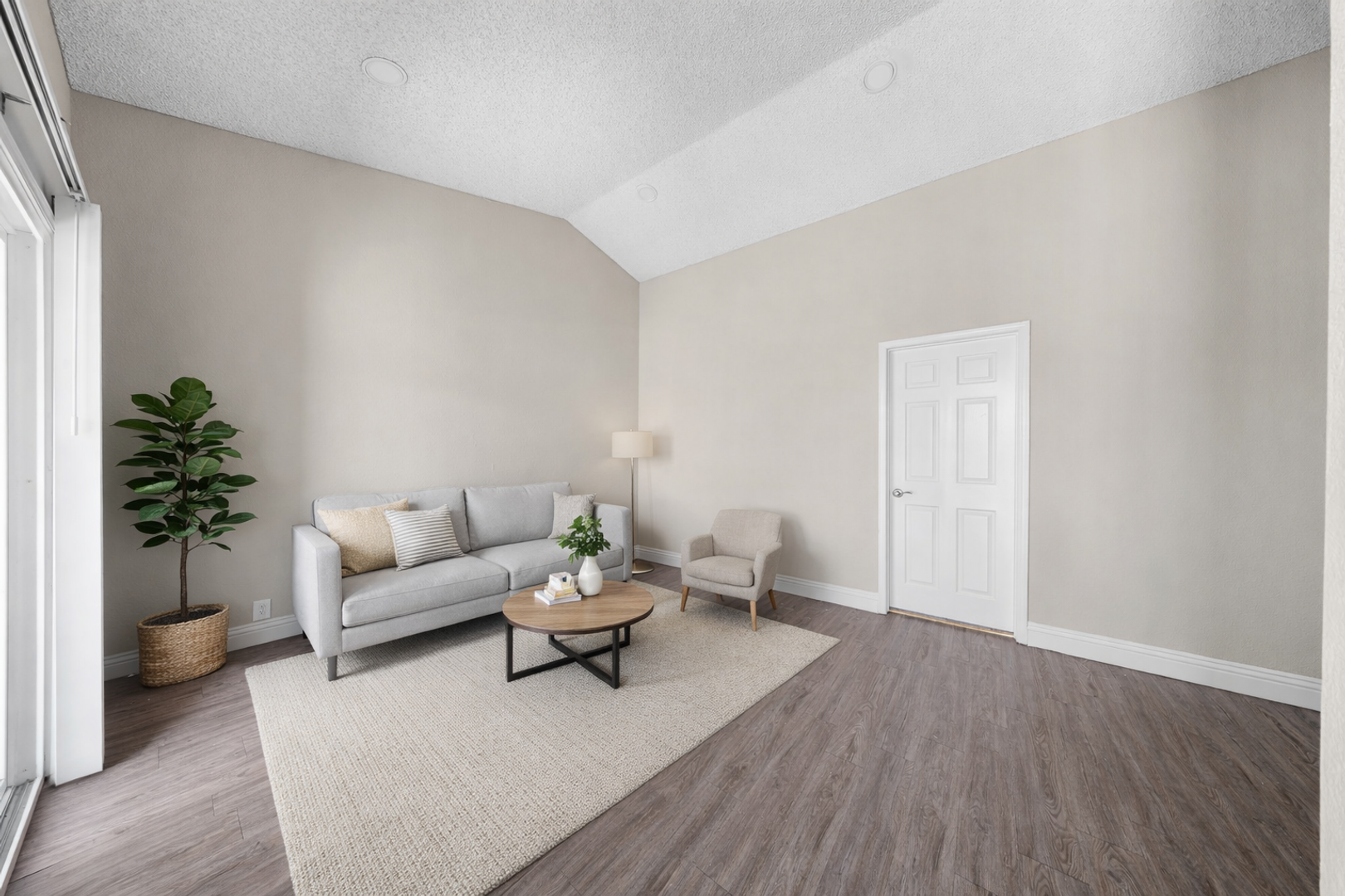 Long Beach Apartment: 1190 Newport Ave.