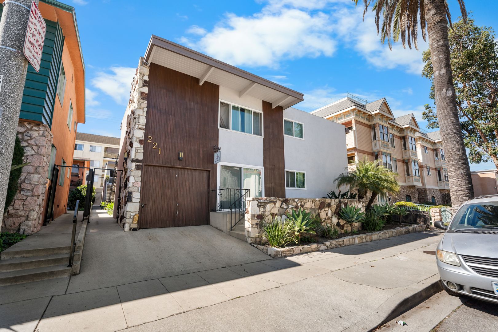 Long Beach Apartment: 221 Grand Ave.