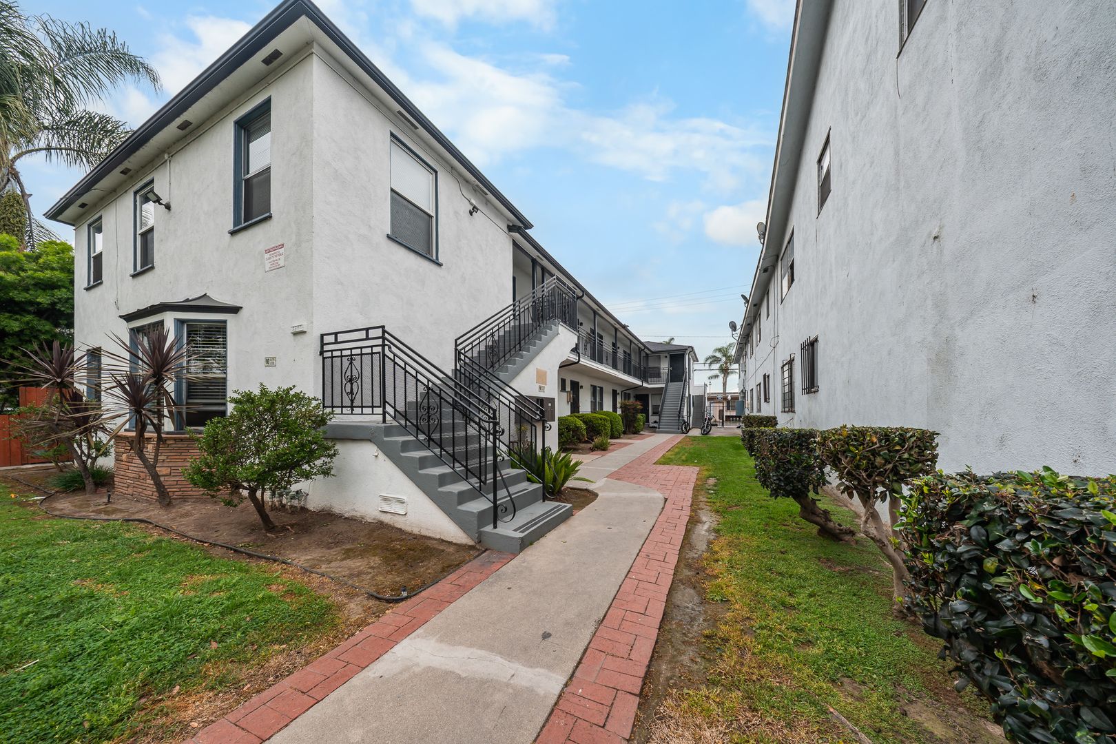 Long Beach Apartment: 2360 Cedar Ave