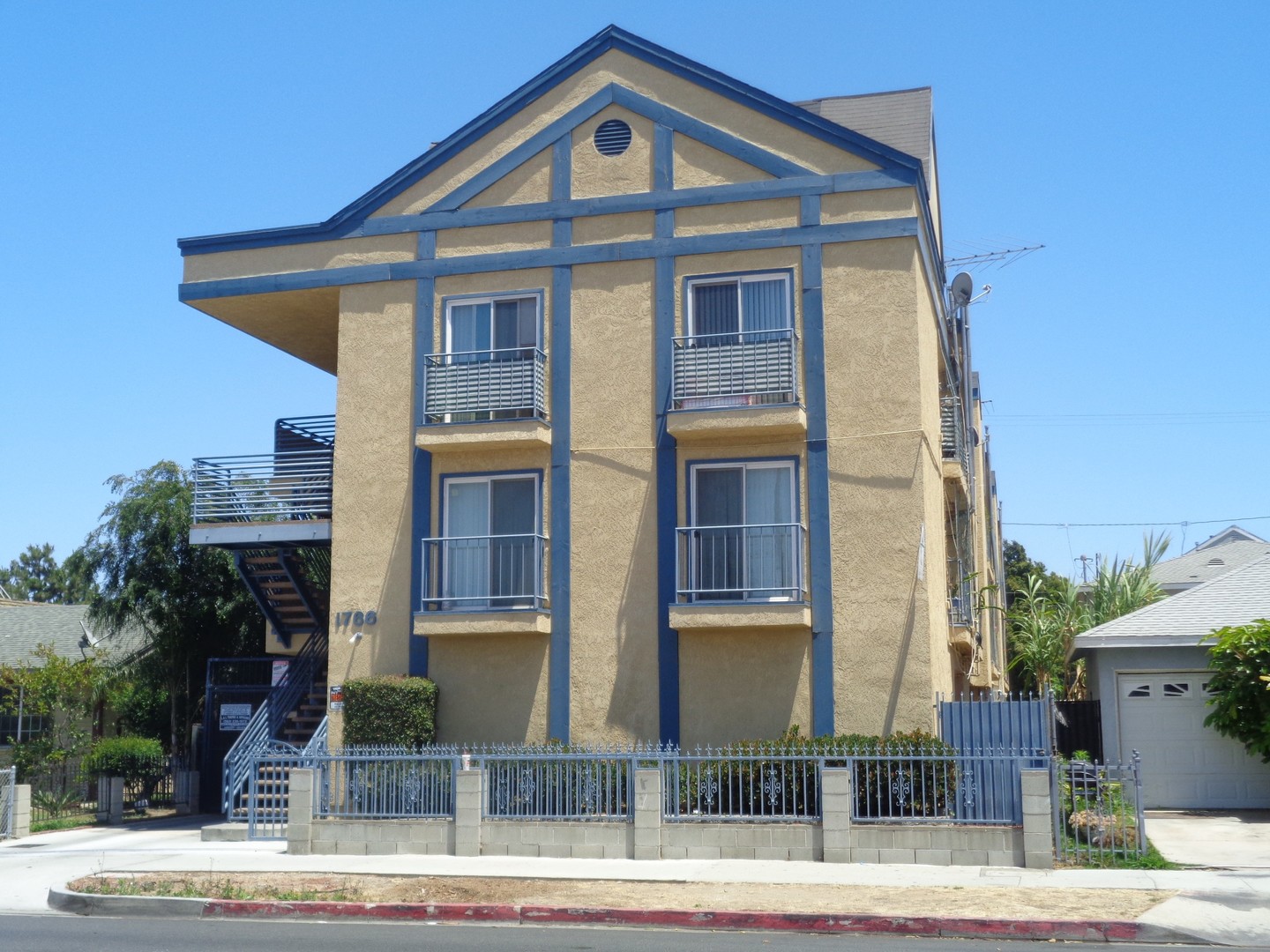 Long Beach Apartment: 1766 Cherry Ave.