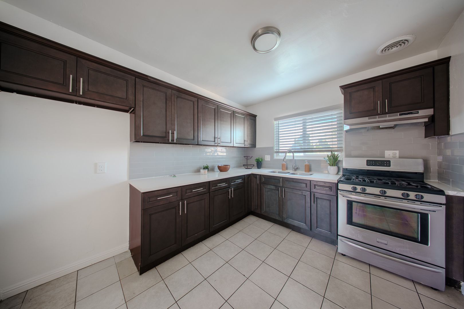 Long Beach Apartment: 1370 Gaviota Ave.