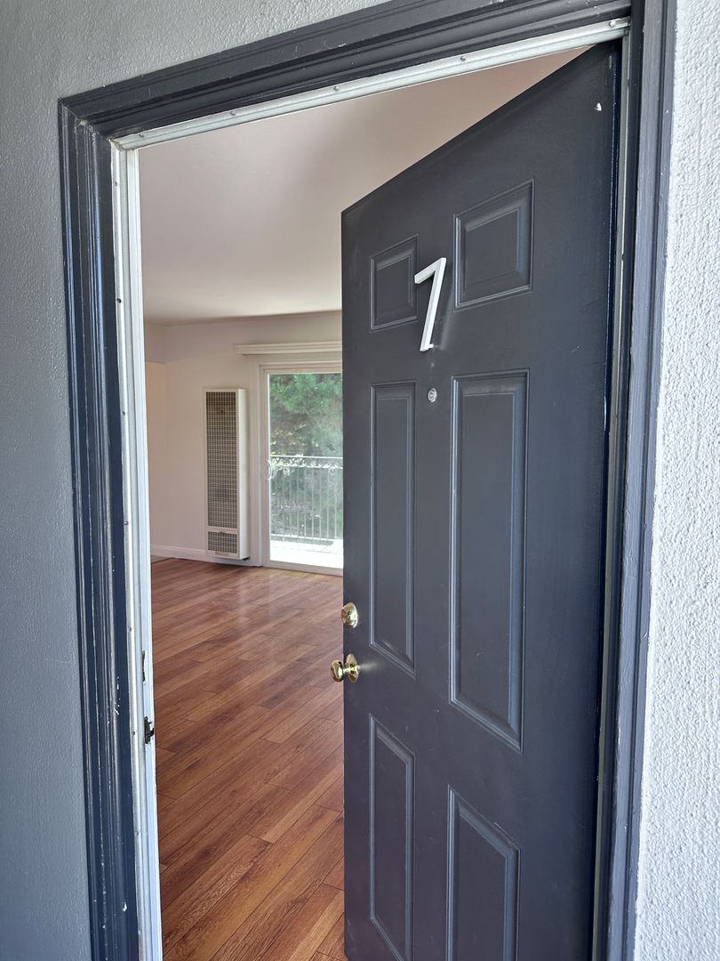 San Mateo Apartment: 906 E. 4th Avenue