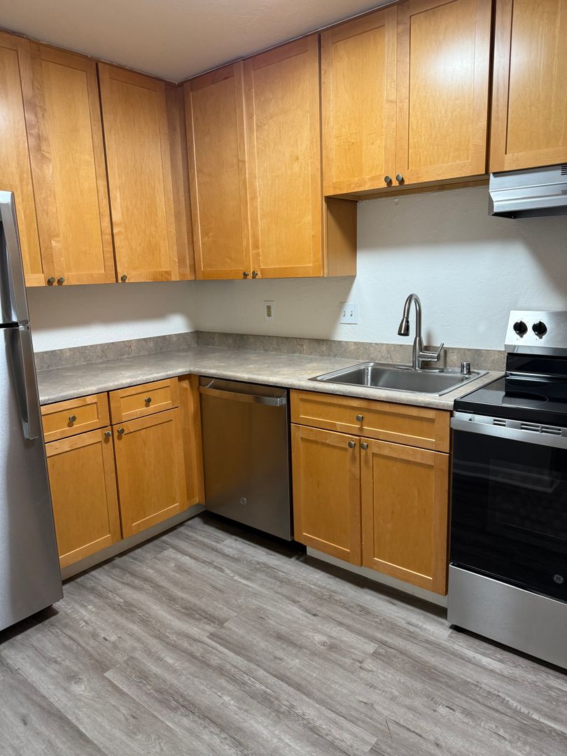 San Mateo Apartment: 407 Turner Terrace