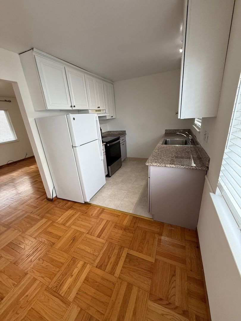 Burlingame Apartment: 1236 El Camino Real