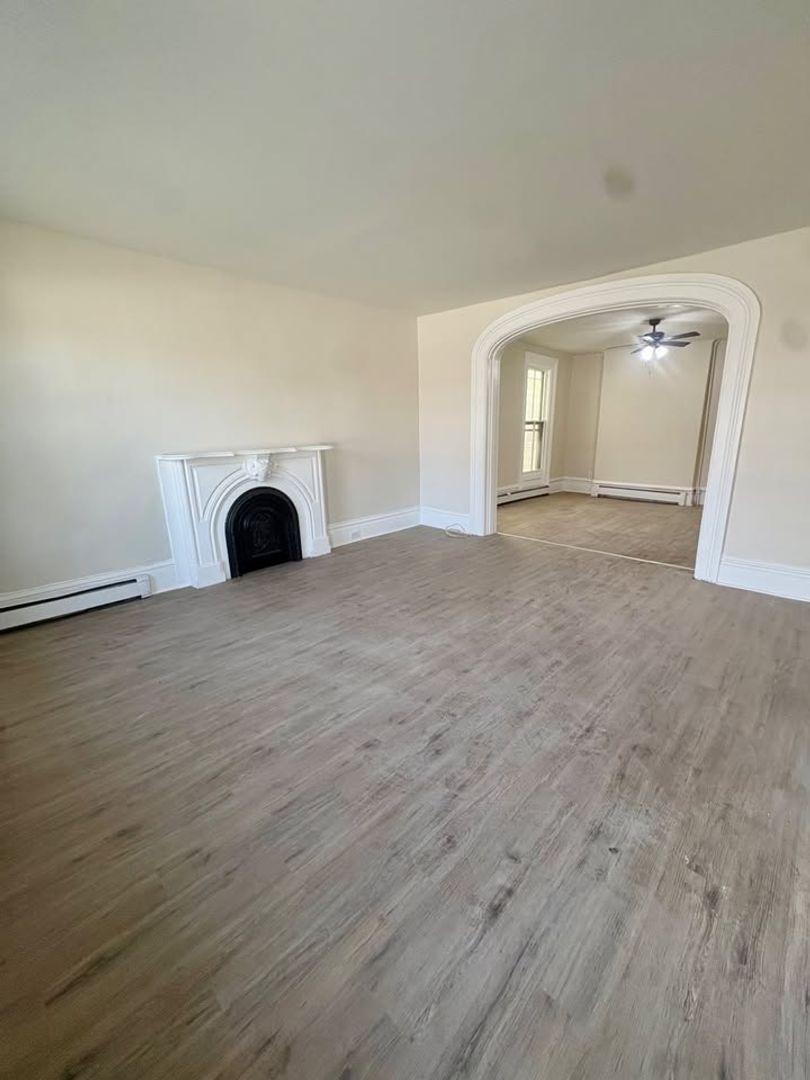 Cohoes Apartment: 296 Saratoga Ave