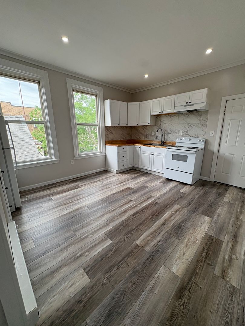 Cohoes Apartment: 114 Congress Street