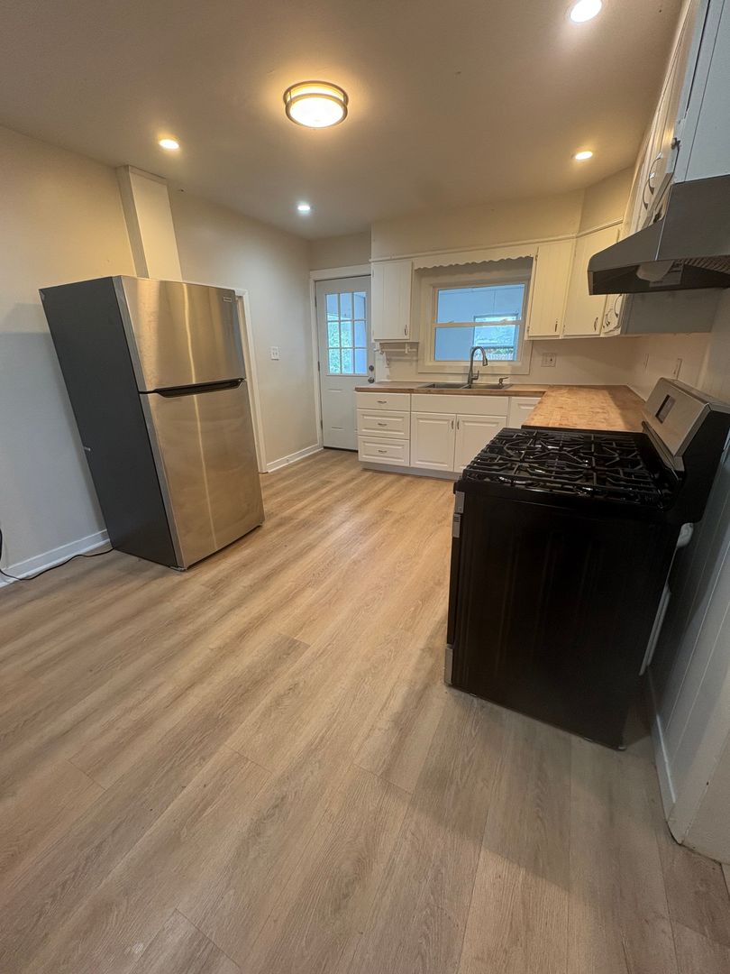 Waterford Apartment: 8 Hill St