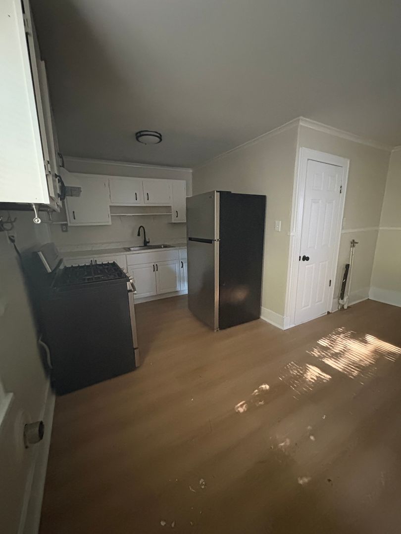 Cohoes Apartment: 294 Saratoga Ave
