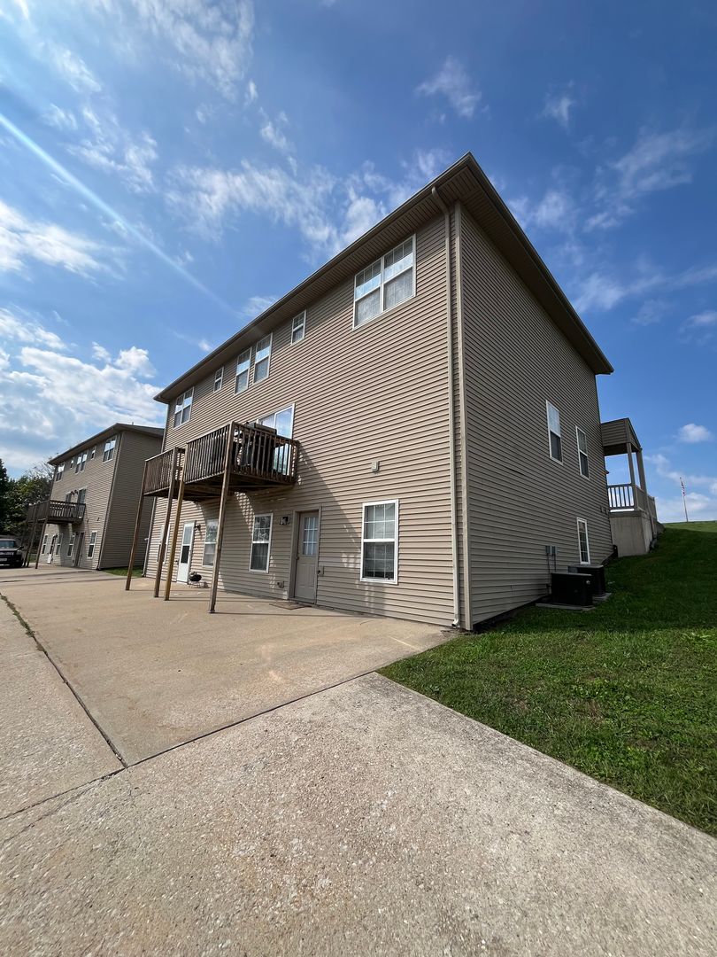 Jefferson City Apartment: 505 Hunters Run
