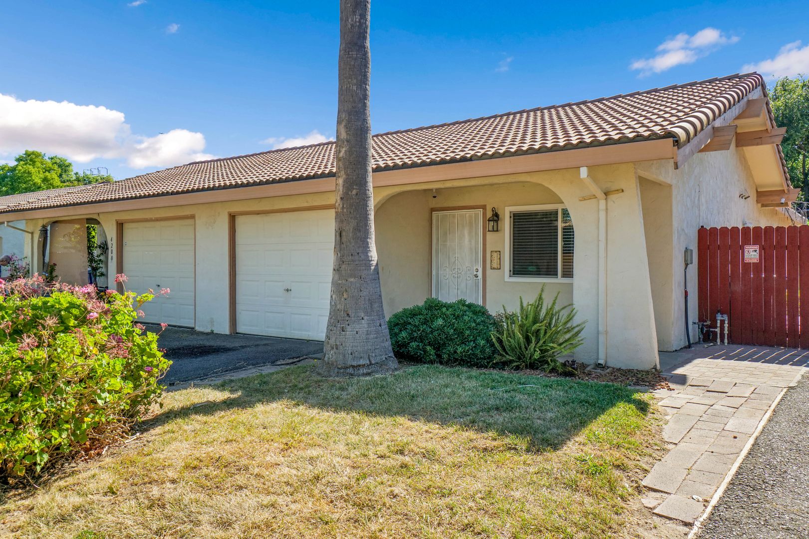 Carmichael Apartment: 4206-4208 Casa Blanca Lane