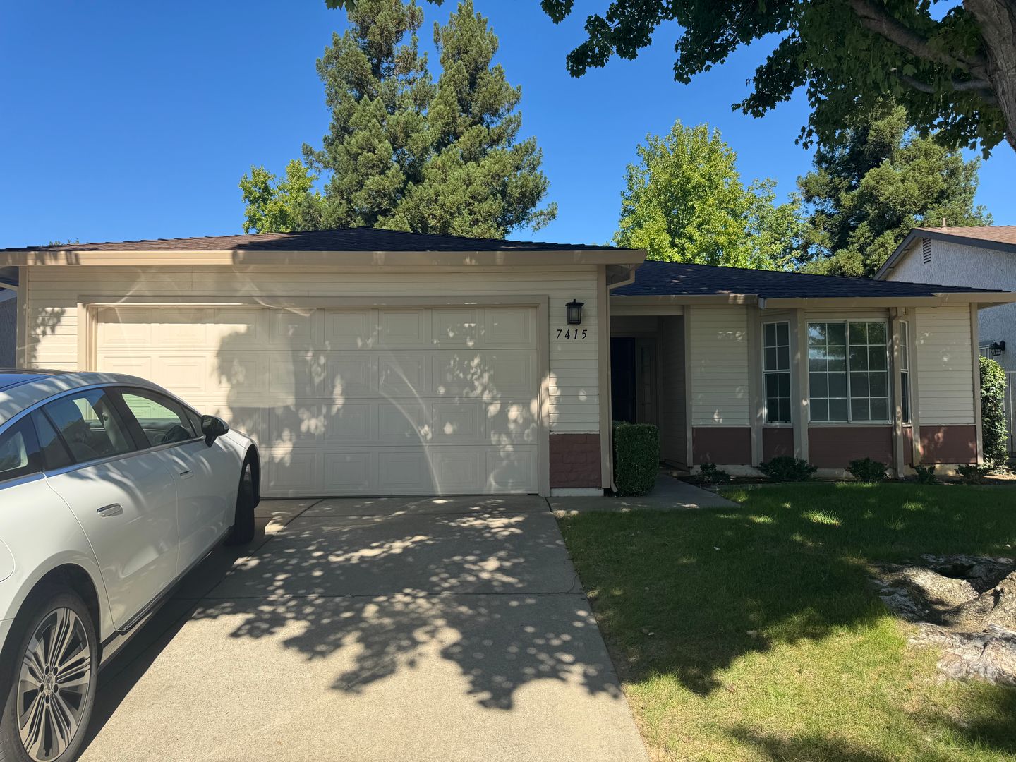 Sacramento House: 7415 Sunborough Ln