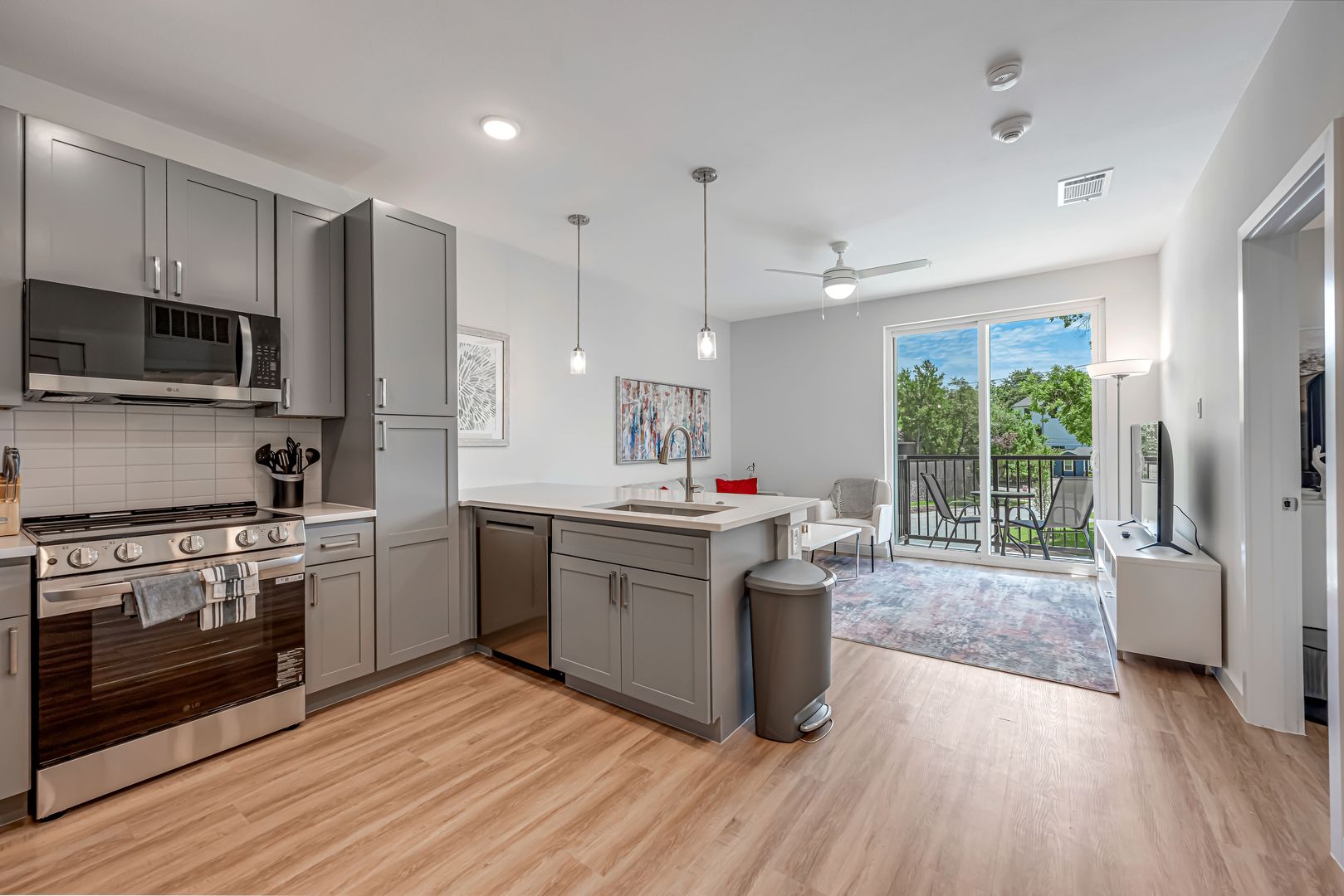 Dallas Apartment: 850 South Ewing Avenue