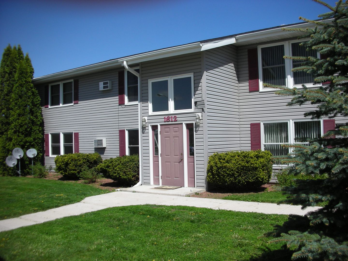 New Holstein Apartment: 1608 Coolidge St