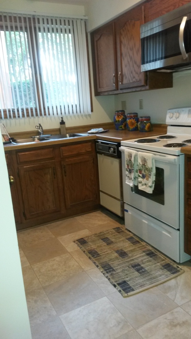 Janesville Apartment: 1616-1806 Green Valley Drive