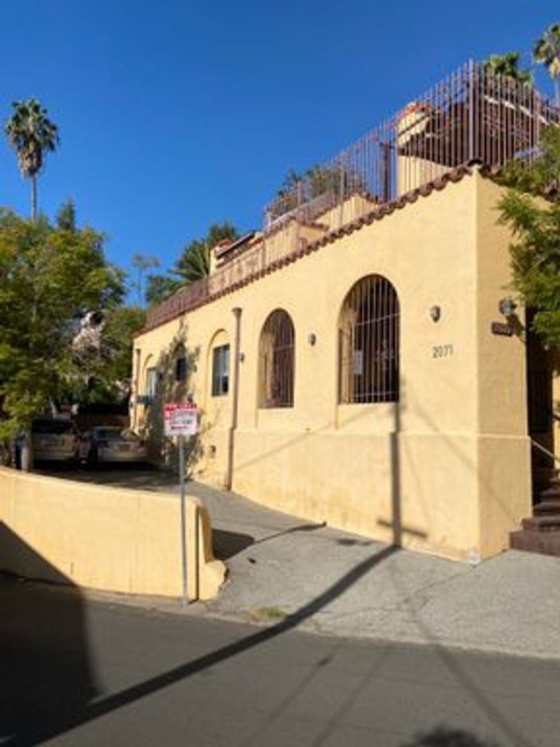 Los Angeles Apartment: 2071 Vista Del Mar Ave.