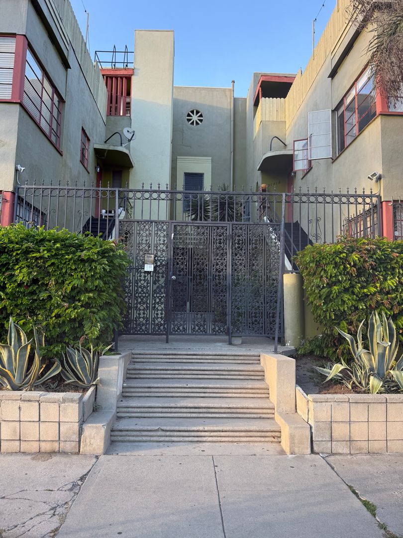 Los Angeles Apartment: 3781-3789 1/2 W. 9th St.