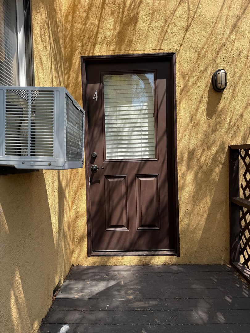 Los Angeles Apartment: 2071 Vista Del Mar Ave.