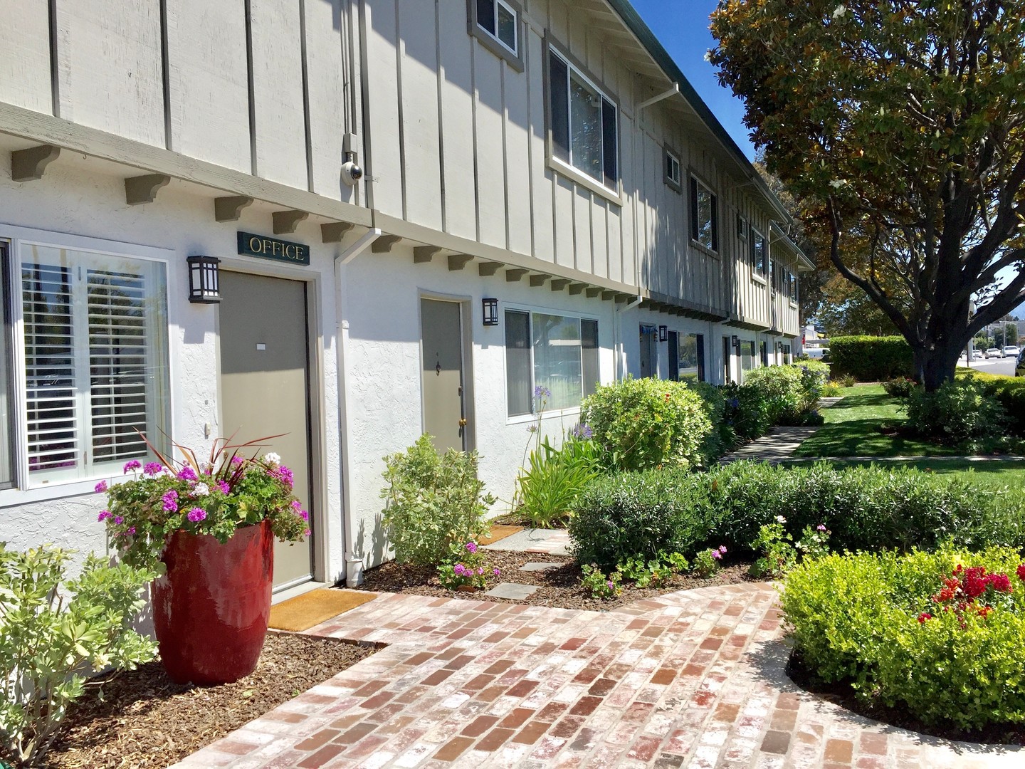 Sunnyvale Apartment: 1674 Hollenbeck Avenue