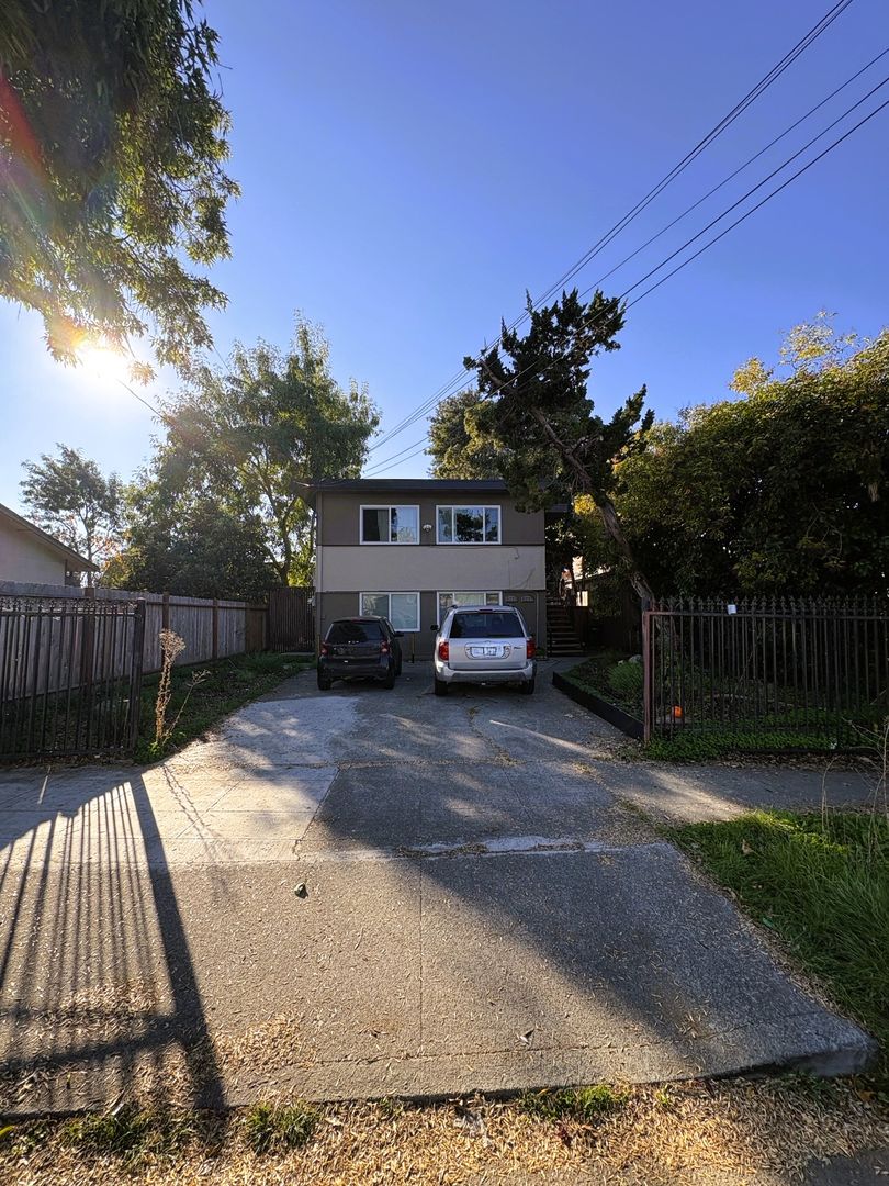 Oakland Apartment: 8225-8227 Dowling Street