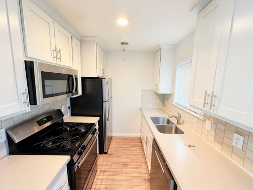 Charming 2-Bedroom with On-Site Laundry & Included Parking in Sacramento – photo 1