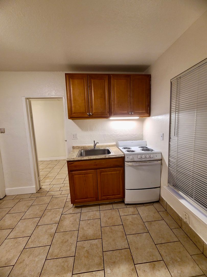 San Leandro Apartment: 1425 MacArthur Blvd