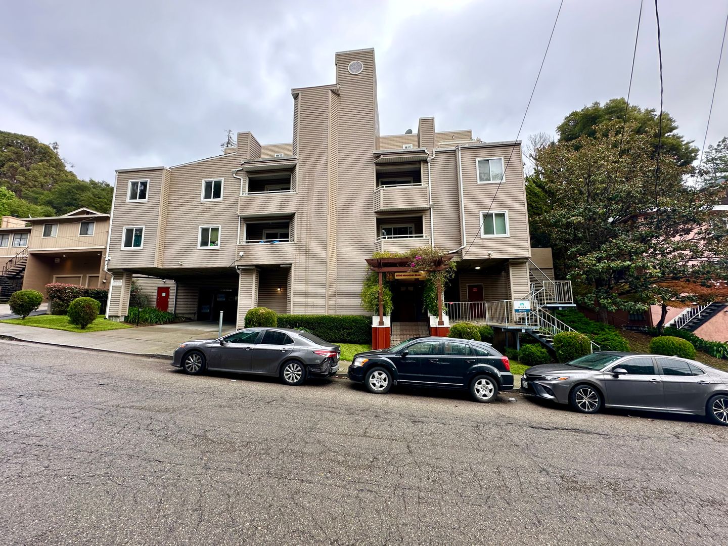 Oakland Apartment: 9700 Mountain Boulevard