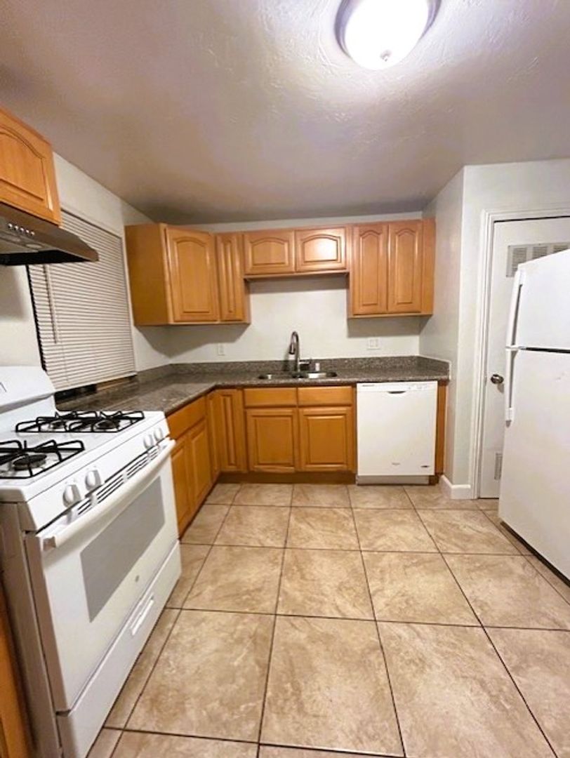 San Leandro Apartment: 1195 143rd Ave