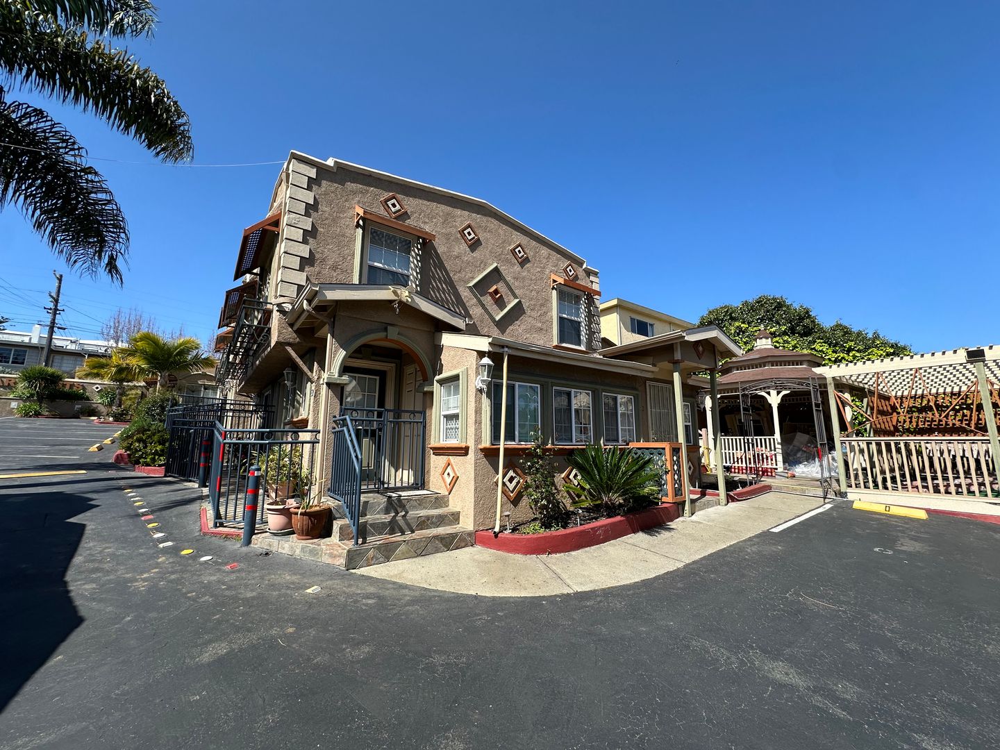 El Cerrito Apartment: 10701 San Pablo Ave