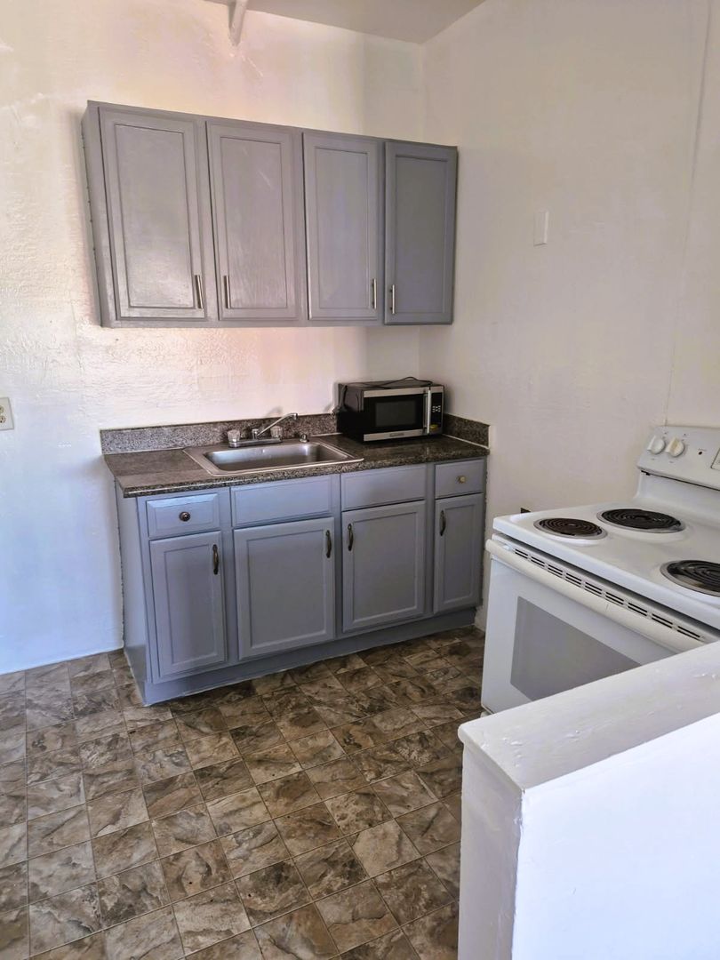 Oakland Apartment: 1811 27th Ave