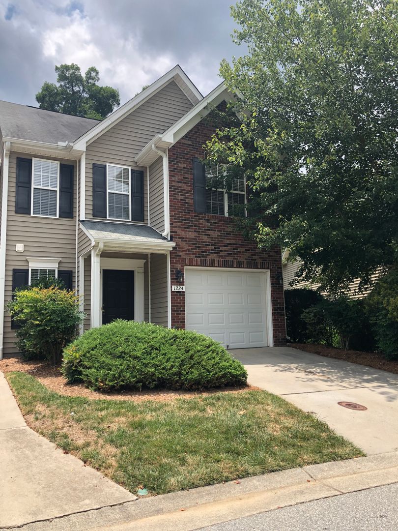 Winston Salem Townhome: 1224 Collegian Terrace