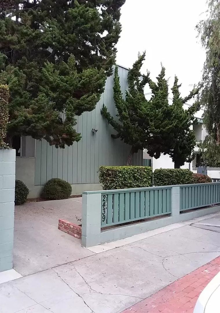 Santa Monica Apartment: 2439 Chelsea Place