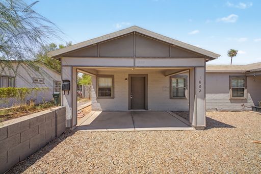 Charming 1 Bedroom, 1 Bathroom Home with Private Yard Near Downtown Phoenix – photo 1