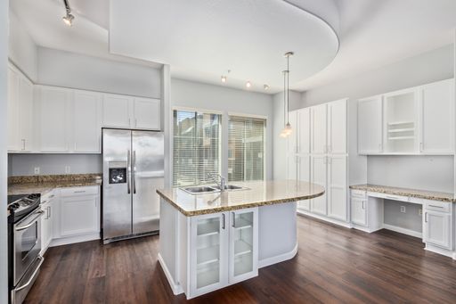 Score Big on Convenience and Comfort with this Spacious 2-bed, 2.5-bath Townhome in Westgate City Center – photo 1