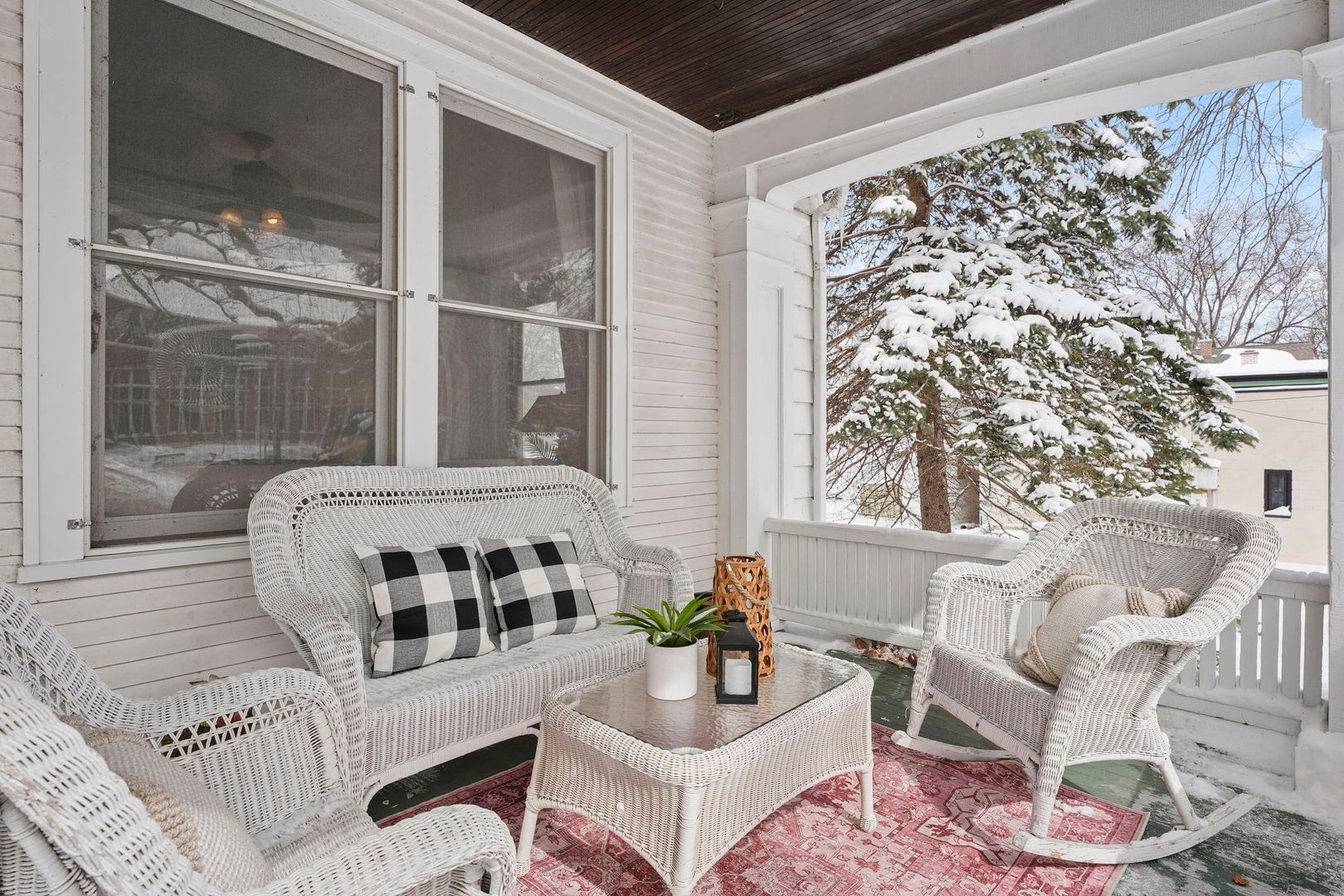 Madison House: 318 W Lakeside Street